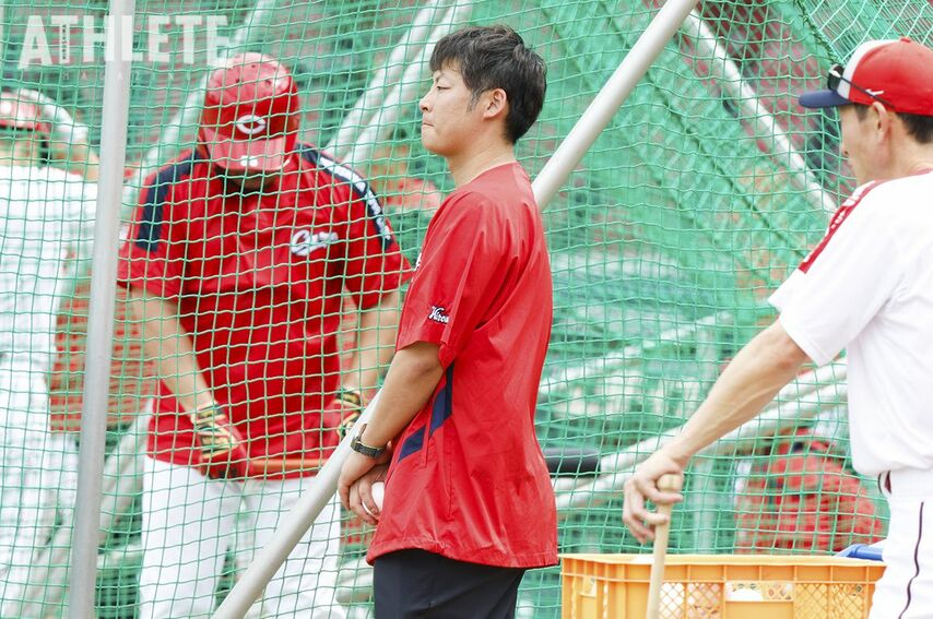 <div class="caption">試合開始前のマツダ スタジアムで、真剣な表情で選手の練習を見つめる一岡アナリスト</div>
