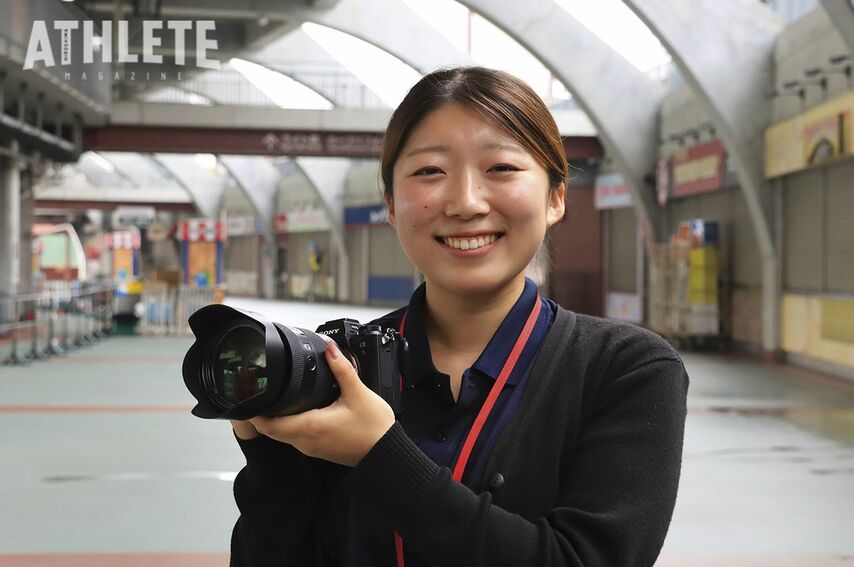 <div class="caption">球団カメラマンの石川凛さん</div>