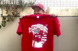 我善導の“週刊”カープTシャツコレクション～102枚目～「カープファンが好きじゃけェ」助っ人左腕リリーバーの来日初勝利を記念した1枚