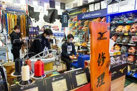 【連載第2回】グラブ修理はもちろん、野球用品の悩み相談にも応える体育社スタッフの熱意に迫る