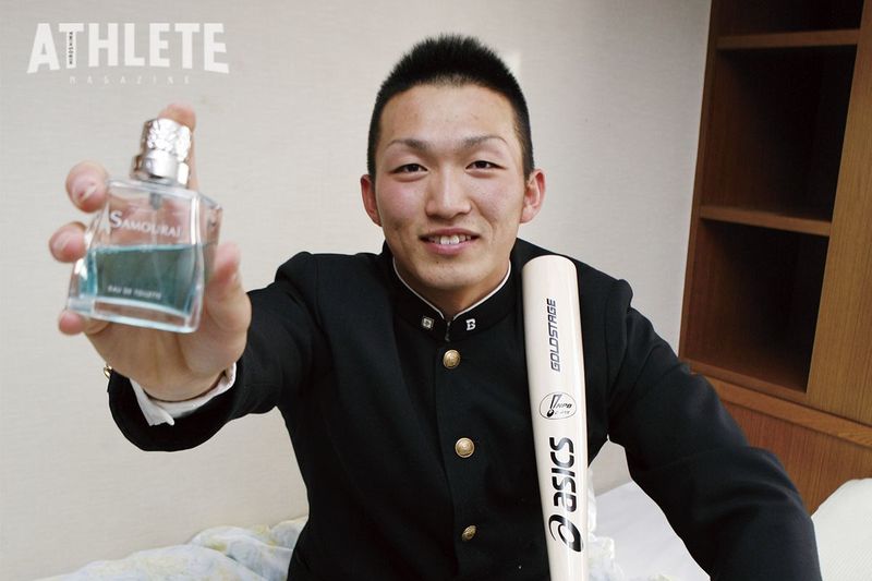 <div class="caption">両親から贈られた「香水」を持って大野寮に入寮した鈴木誠也選手。高卒野手ながらプロ1年目から一軍の試合に出場し存在感を放った。</div>