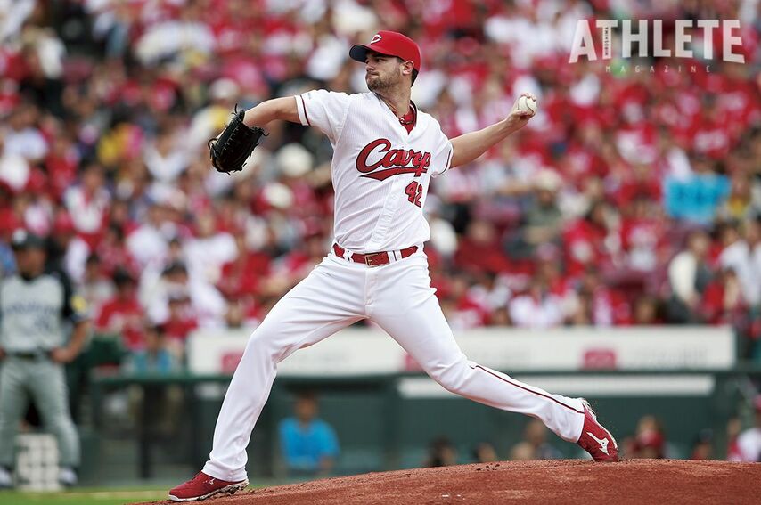 <div class="caption">父方の祖母が日本人というジョンソン。広島では前田健太以来となる『沢村栄治賞』に輝いた</div>