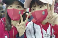 <div class="caption">マツダスタジアムでカープ観戦する、瀧野由美子さん（左）とSTU48メンバーの甲斐心愛さん（右）</div>