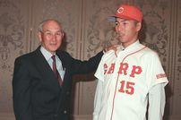 <div class="caption">1996年12月の入団会見で父・一博さんとの一枚。一博さんは南海で活躍した元プロ野球選手だ。</div>