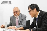 <div class="caption">1980年、新幹線内でリーグ優勝を決めた当時の写真を見て懐かしむ二人</div>