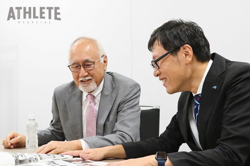 <div class="caption">1980年、新幹線内でリーグ優勝を決めた当時の写真を見て懐かしむ二人</div>