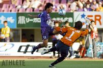 <div class="caption">2005年、仙台から広島への移籍を決断した佐藤寿人（2005年）。移籍をきっかけに、日本を代表するストライカーへの階段を駆け上がっていった。</div>