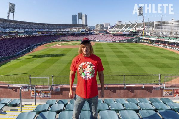 マツダスタジアムを占拠 聖地 で写真撮影を敢行 内藤哲也の制御不能なカープ愛 1 Carp 連載 広島アスリートマガジン