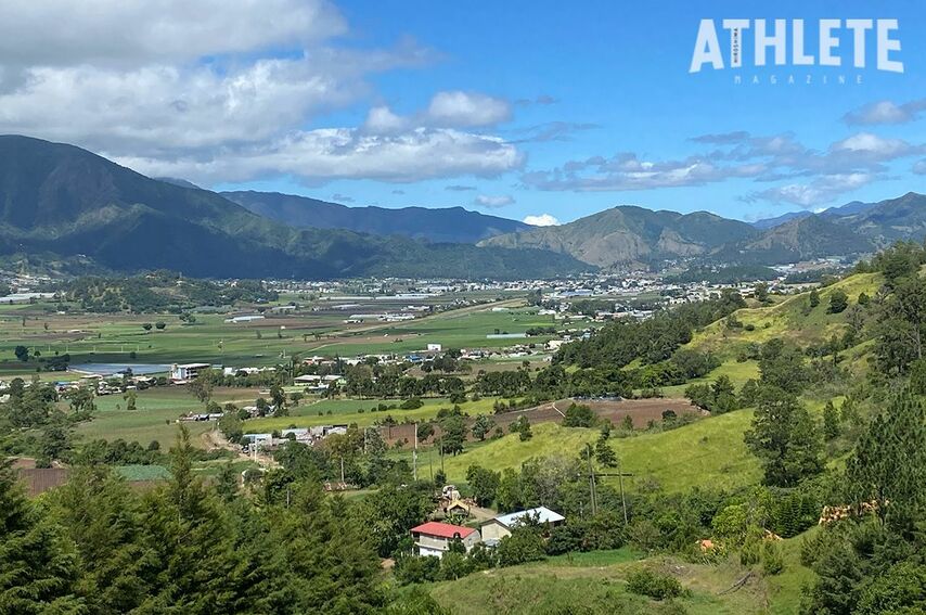<div class="caption">ドミニカ共和国の風景。カリブ海に浮かぶ島国で、海と山の両方を楽しむことができる ※本人提供</div>