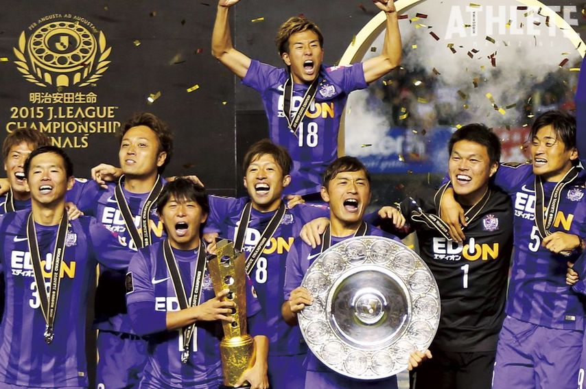 <div class="caption">2015年、ガンバ大阪とのチャンピオンシップを勝ち抜き、3度目のJ1リーグ制覇を成し遂げた。青山（右から3人目）はキャプテンとしてチームを牽引し、リーグMVPも受賞した。</div>