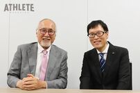 <div class="caption">カープOB木下富雄氏（左）と西日本旅客鉄道株式会社 松田大祐氏（右）</div>