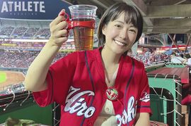 うえむらちかのカープグッズ特命調査班・File11<br />「片手でカップ2つ持ち⁉︎カープ観戦やキャンプにオススメのアイデアグッズ」<br />