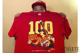我善導の“週刊”カープTシャツコレクション～71枚目～ <br />キーワードにも注目を！守備の名手・菊池涼介の100号本塁打を記念した1枚