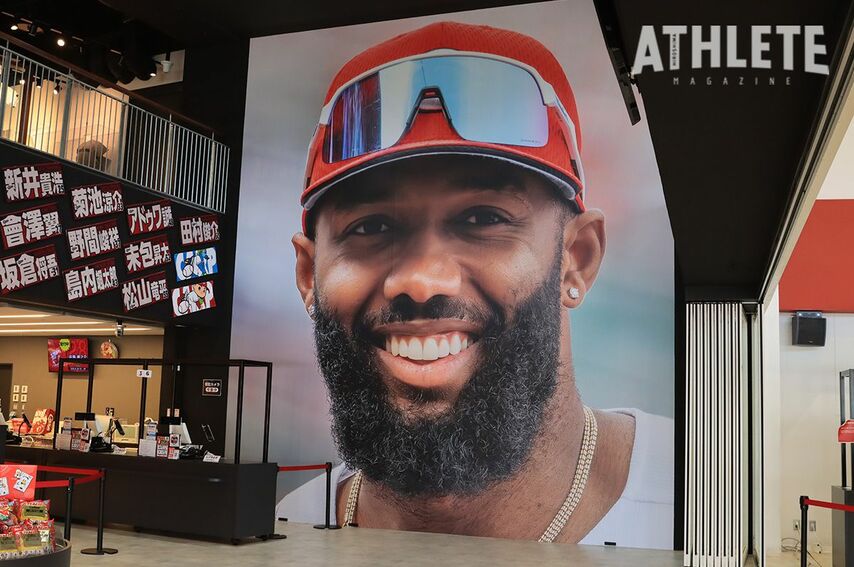 カープの絶好調ドミニカンが大迫力の壁画に！グッズショップに巨大なファビアンが登場