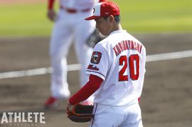 守護神を経験したレジェンド左腕が、今の守護神の強さを語る。栗林良吏が1年目から大躍進を遂げた理由とは<br />