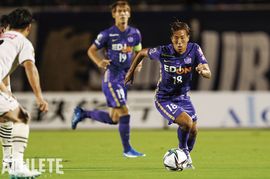 ボールを持つと攻撃のリズムが変わる。まだまだ老け込む歳ではない。両OBが復活を期待する広島のスピードスター【佐藤寿人×吉田安孝 OB対談#4】<br />