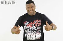 <div class="caption">モンテロの『サヨナラヒット記念Tシャツ』でポーズを決めるフェリシアーノさん</div>