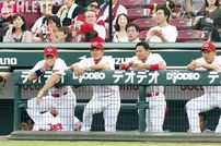 <div class="caption">マツダスタジアムのベンチから試合を見守る現役時代の石井琢朗。</div>