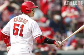 鈴木誠也・坂倉将吾のコンビにつなぐキーマン。走者一塁の場面で小園海斗に求めたい打撃とは