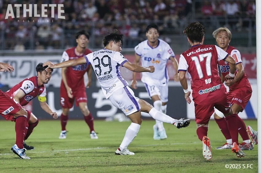 <div class="caption">岡山との中国ダービー第2戦、試合終了間際に劇的な決勝ゴールをあげた中村草太</div>