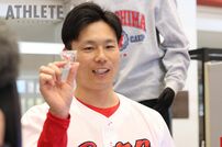 <div class="caption">今回の会見で、特別にカプセルトイを回した栗林投手。出てきたのは、佐々木泰選手だった。</div>