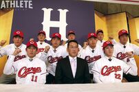 <div class="caption">（前列右から中村、野村監督、福井、中列右から中﨑、金丸、岩見、磯村、後列右から山野、弦本、池ノ内）</div>
