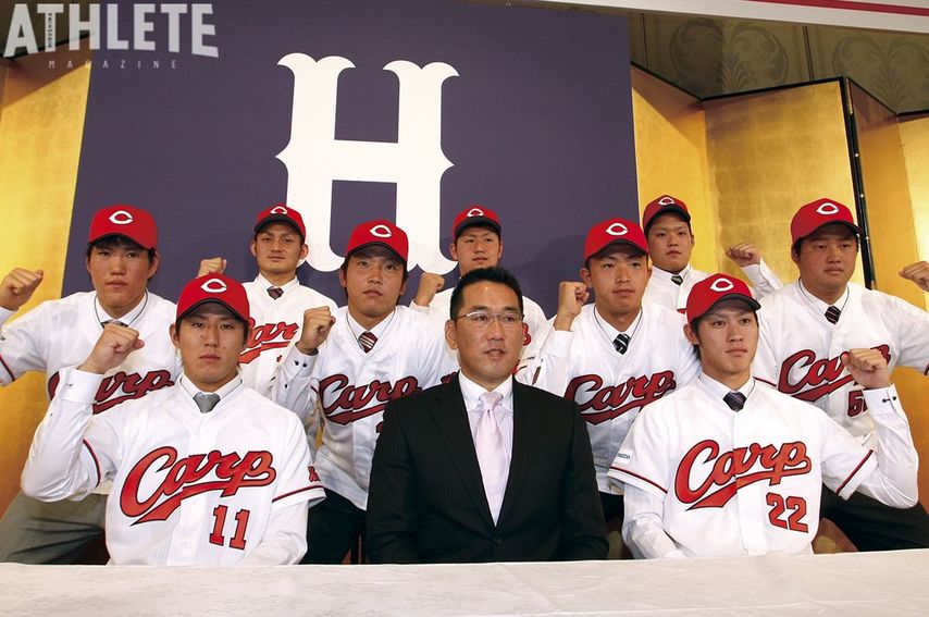 <div class="caption">（前列右から中村、野村監督、福井、中列右から中﨑、金丸、岩見、磯村、後列右から山野、弦本、池ノ内）</div>