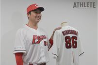 <div class="caption">ユニホームお披露目会見に登場した新井監督</div>
