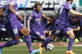 大胆な戦術とモチベーターとしての役割。若手選手の躍動に見るスキッベ監督の魅力《吉田安孝の紫風堂々》<br />