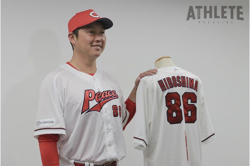 <div class="caption">ユニホームお披露目会見に登場した新井監督</div>