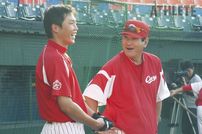 <div class="caption">2003年、当時の山本浩二監督に4番に抜擢された新井貴浩氏。山本監督最終年の2005年には本塁打王に輝いた。</div>