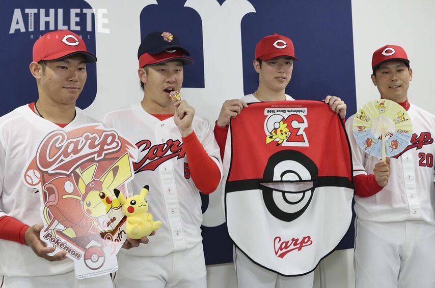 <div class="caption">お披露目会見に登場した４選手。小園がピンバッジ、森下がウェアラグ、栗林が丸型扇子を手にアピール</div>