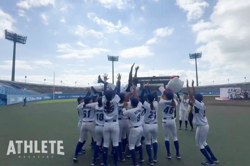 <div class="caption">3年ぶり3度目の優勝を果たし、胴上げするエイジェック女子硬式野球部</div>