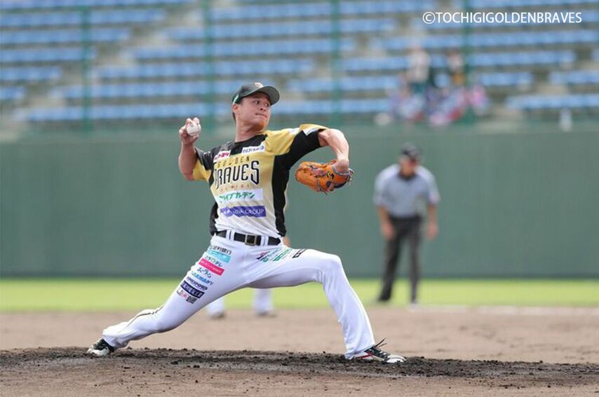 <div class="caption">栃木ゴールデンブレーブスと契約更新した、お笑いコンビ「ティモンディ」の高岸投手</div>