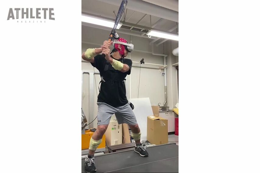 <div class="caption">脳活動の計測を行う様子</div>