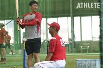 <div class="caption">二軍コーチ時代、大野練習場で笑顔で選手と言葉を交わす福地コーチ（写真は2025年）</div>