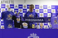 <div class="caption">ポケモンセンター広島とのコラボグッズ。Tシャツやエコバッグなど全16アイテムが登場するっ</div>