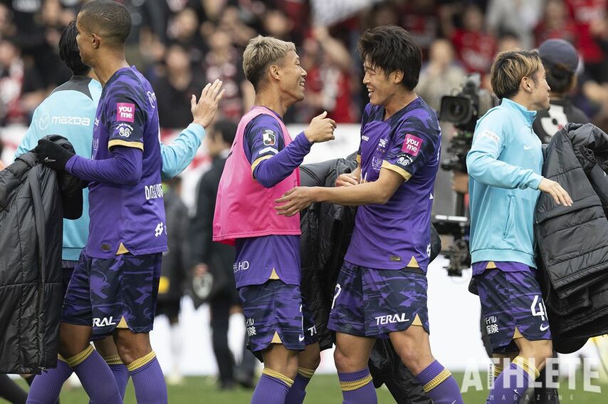 <div class="caption">試合終了後、今季湘南から加入した大橋祐紀と抱き合って喜ぶ野津田岳人。</div>
