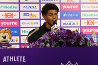 <div class="caption">会見で熱い思いを語った、クシニ イェンギ 選手</div>