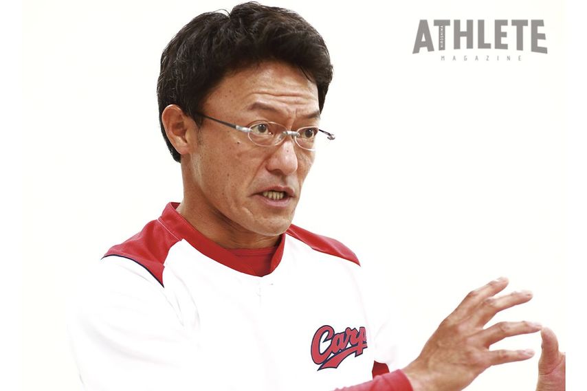 <div class="caption">2016年の外野守備走塁コーチを務めた河田雄祐コーチ。2021年からヘッドコーチとして再びカープのユニホームに袖を通すこととなった。</div>