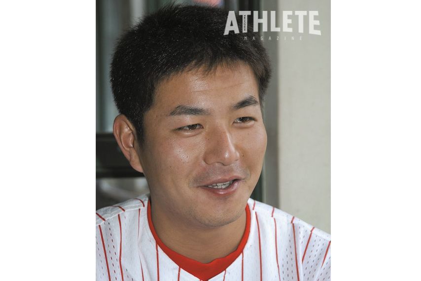 <div class="caption">三拍子そろった外野手として入団しプロで10年間活躍した朝山東洋。引退後の2005年からはカープでコーチを務めチームを支えている。</div>