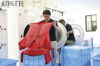 <div class="caption">宇品クリーニング場の様子。ユニホームをはじめとするウエア類を一手に引き受けている</div>