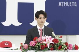 現役ドラフトでカープ入団の辰見鴻之介が入団会見。「最低でも二桁盗塁」を目標に掲げる