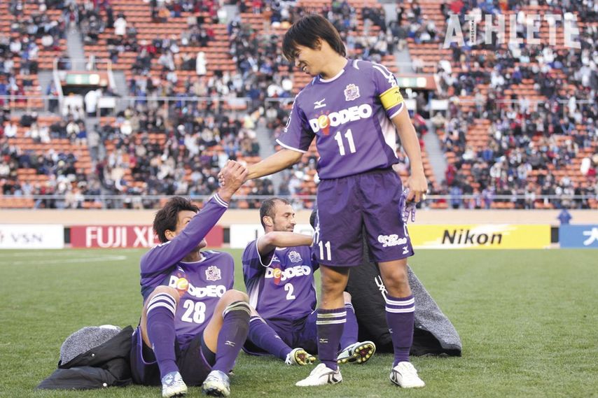 <div class="caption">2007年からGKの下田崇選手に代わり選手会長に就任した佐藤寿人選手。</div>