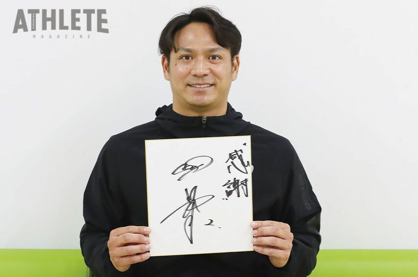 <div class="caption">『感謝』の言葉を記した色紙を手に、笑顔を見せる田中広輔（撮影は2025年11月）</div>