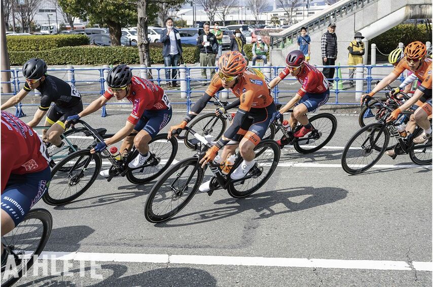 <div class="caption">レース中の阿曽選手 （中央、オレンジのウエア）。ヴィクトワール広島ではキャプテンとして、そしてエースとしてチームをけん引している。</div>