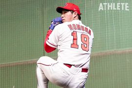 元最多勝右腕が絶賛。石原慶幸の超絶キャッチング技巧