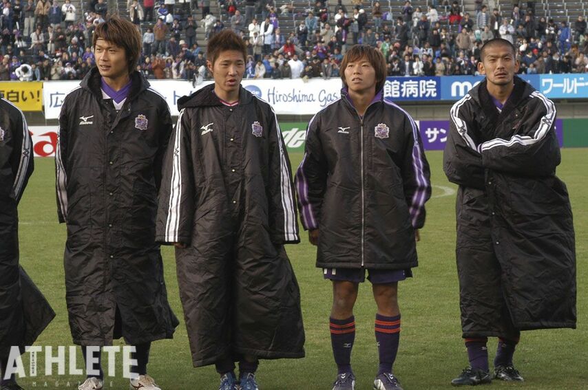 【佐藤寿人・エースの証言】「ハンジェのためにゴールを決める」。キャプテンマークの裏に刻まれていた背番号《後編》