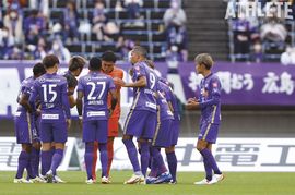 得点力不足解消のカギは「パスを出す決断をさせること」。2024年に向けて負けられない2年間【佐藤寿人×吉田安孝 OB対談#5】<br />