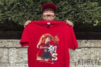 <div class="caption">カープが大好きな役者・我善導氏が紹介する『矢崎拓也 プロ初セーブTシャツ』</div>